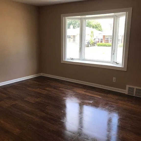 23334 Deziel St — Photo 2