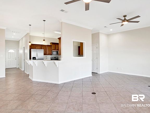 3rd image of 4 Yacht Club Dr APT 32