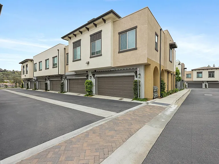 2115 Solara Ln — Photo 24