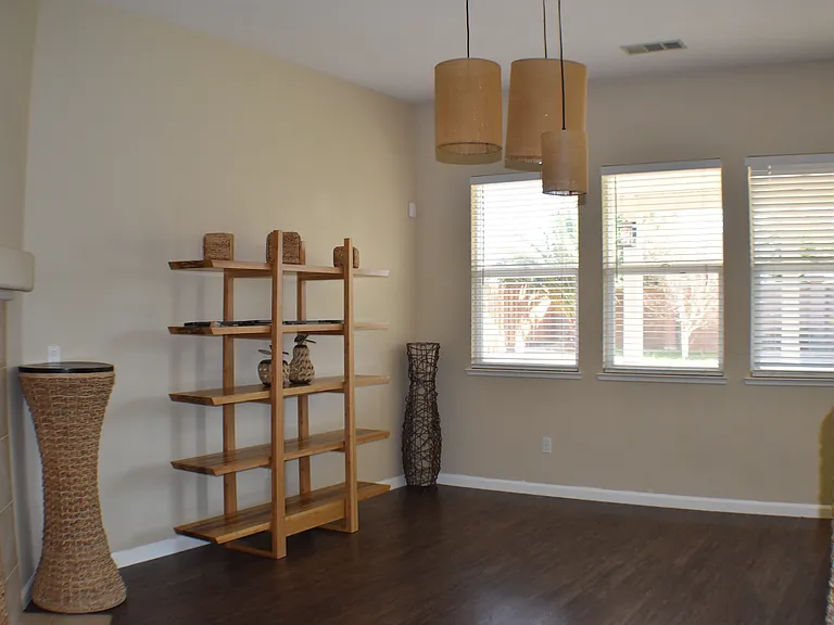 513 Canterbury Cir — Photo 4