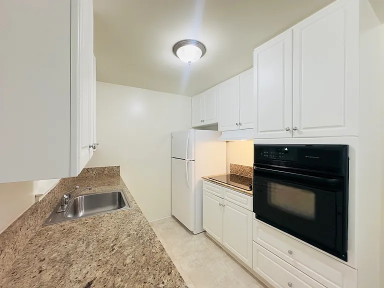 1311 Mills St — Photo 7