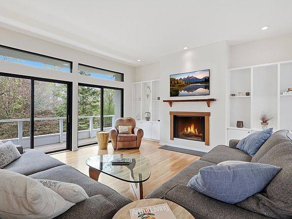 5th image of 2300 Longview Cir