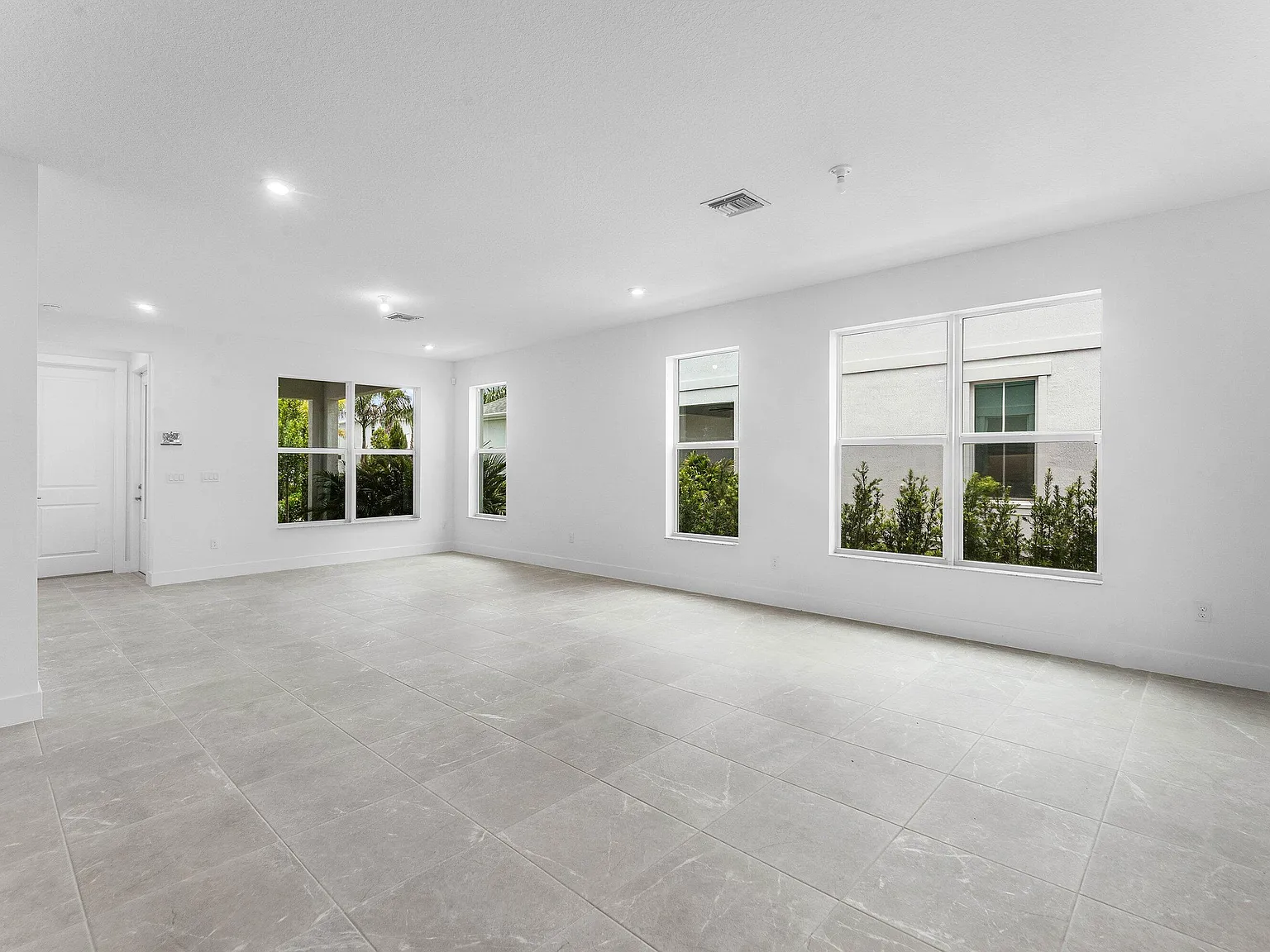 3 bed, 2.5 bath, 2323 sqft, $3,600 — Photo 3