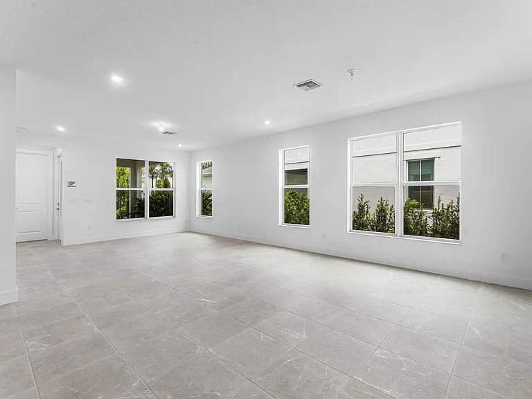 888 SW Newfield Pkwy — Photo 3
