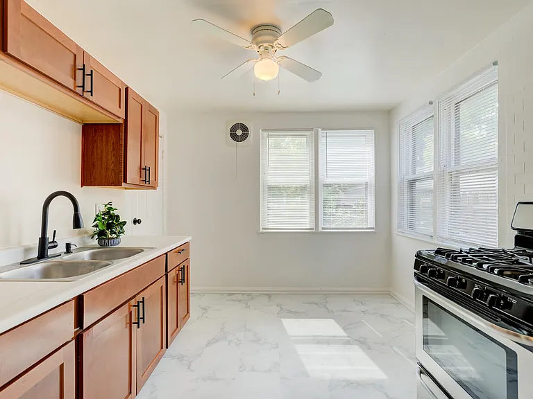 2411 Harris St — Photo 10