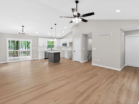5th image of 532 Floral Valley Dr W