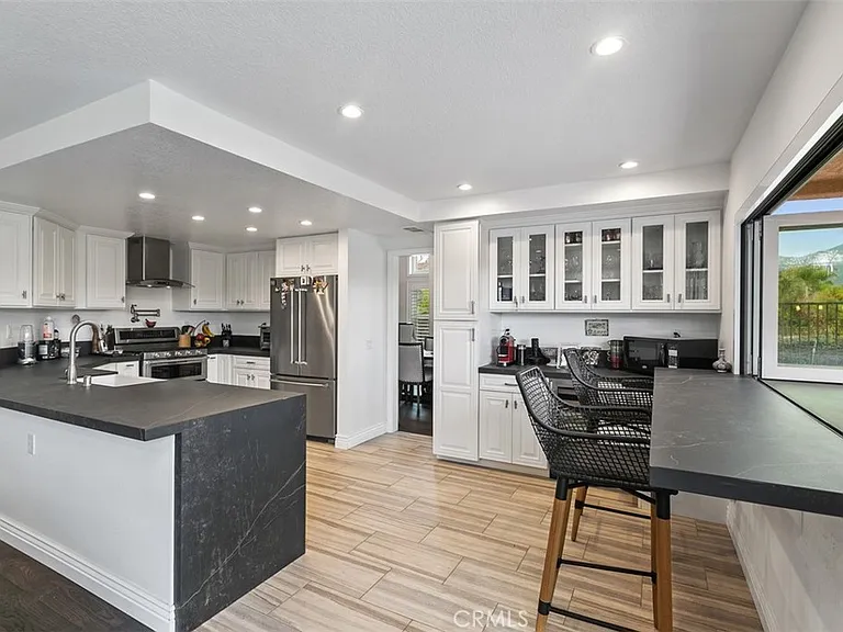 32 San Mateo — Photo 13