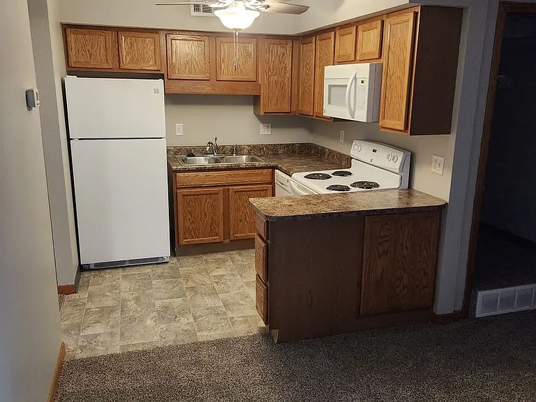 Pleasant Court Apartments — Photo 13