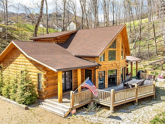 2nd image of 1358 Sugar Mountain Drive