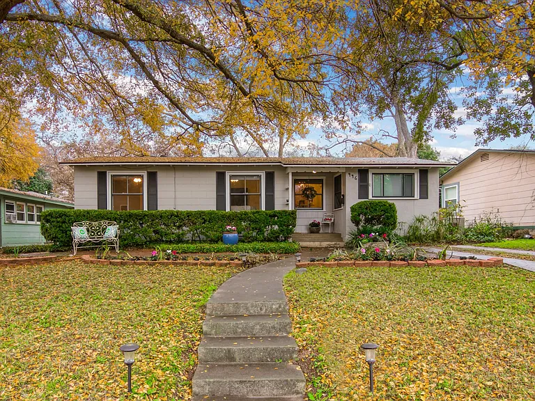 446 Irvington Dr — Photo 1
