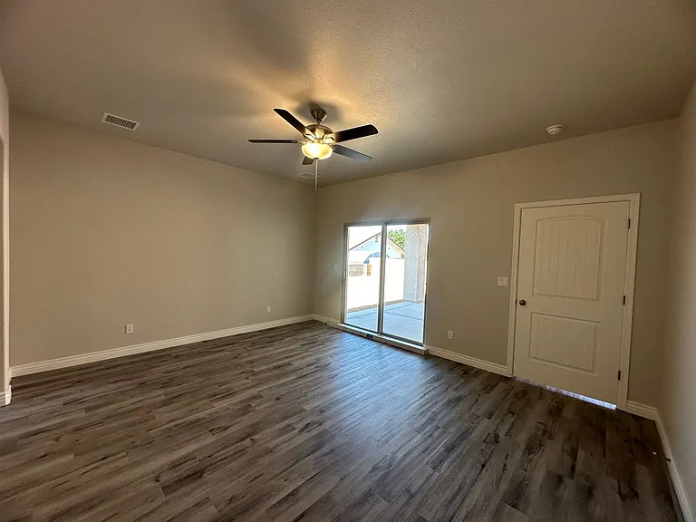 2743 Chambers Ave — Photo 32