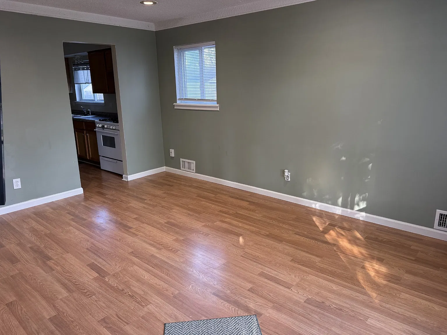 3 bed, 943 sqft, $1,500 — Photo 4