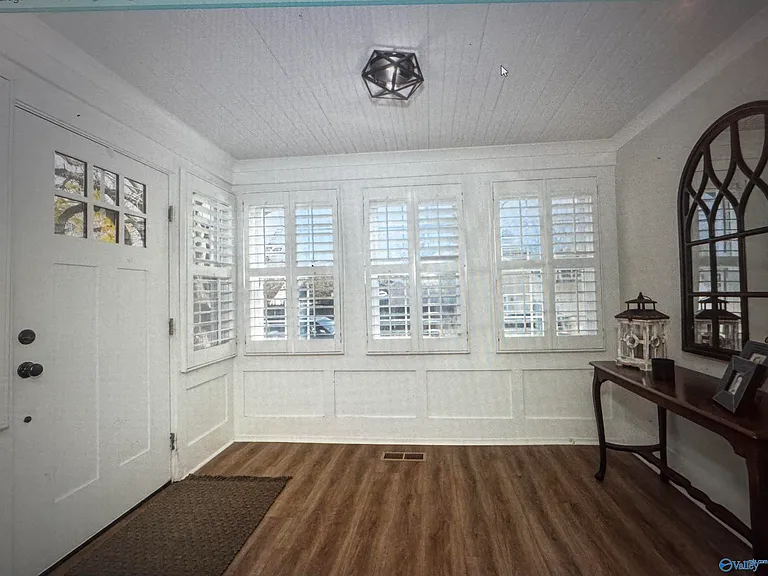 208 Surrey Rd SW — Photo 5