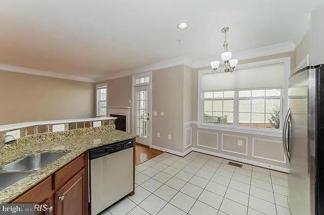 2462 Curie Ct — Photo 7