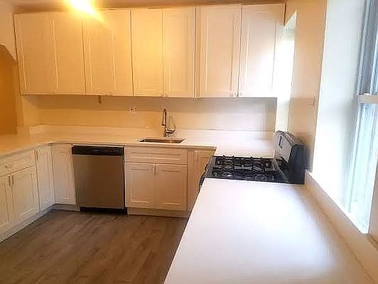 5th image of 223 Jefferson Ave