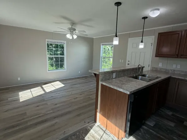 1301 Devils Glen Rd, Bettendorf, IA