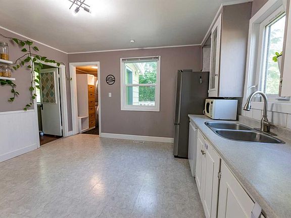 3rd image of 115 W Meadow Dr