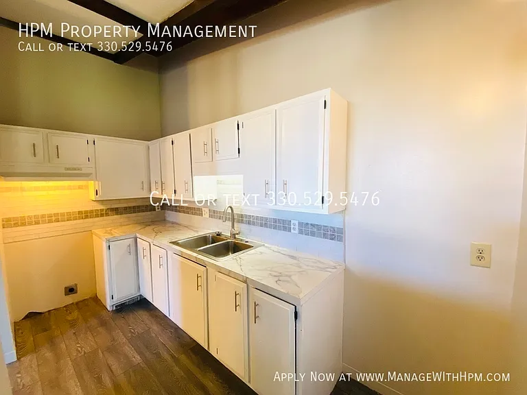 511 Wrexham Ave SW — Photo 4