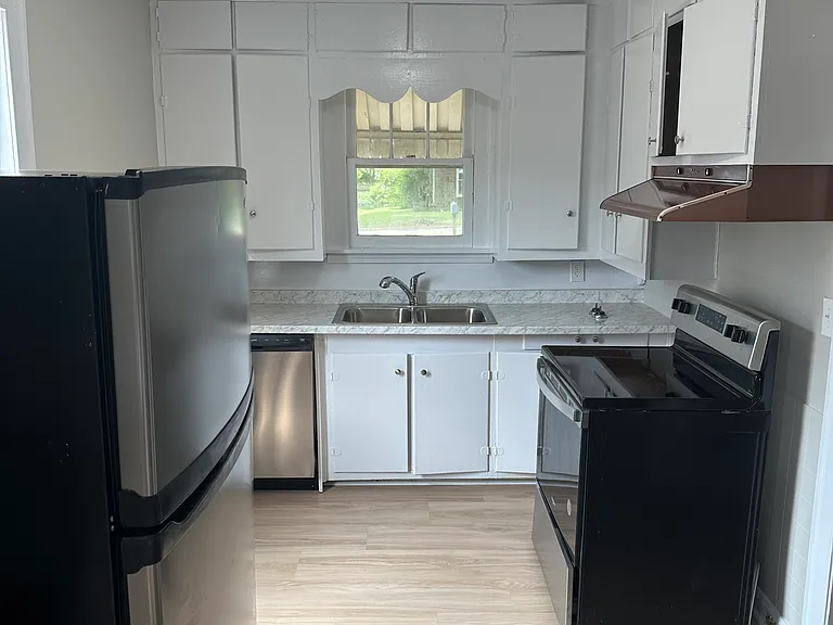 1284 Campbell St — Photo 3