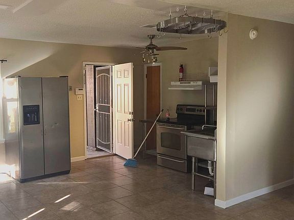 4th image of 404 Juniper St