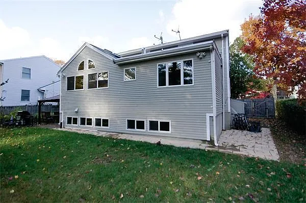 22 Westlund Rd — Photo 2