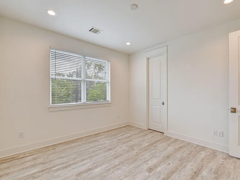 2705 Oakwood Crest Ln — Photo 11