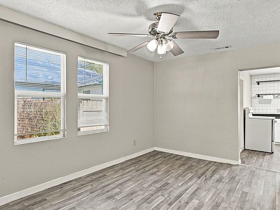 5th image of 218 N Poplar St