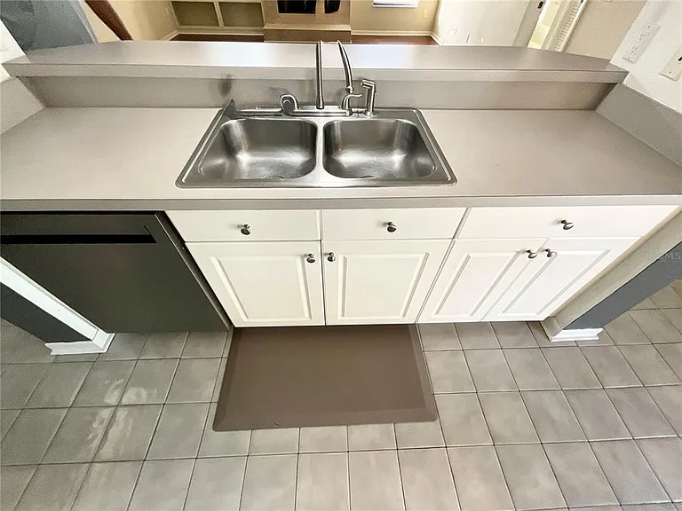 1349 Hillside Dr — Photo 7
