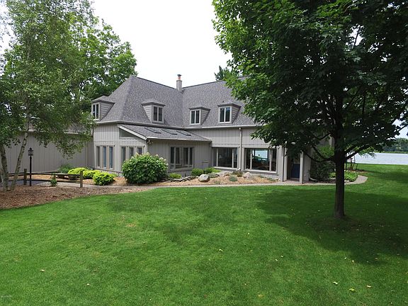 3rd image of 728 Country Club Dr