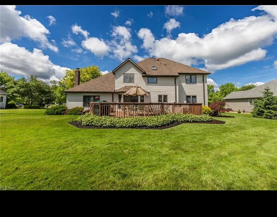 141 Lancelot Ln E