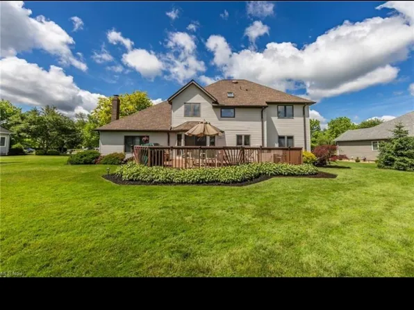 141 Lancelot Ln E, North Royalton, OH 44133