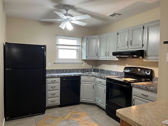 3rd image of 1302 Twin Circle Dr