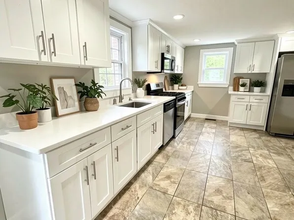 14 Elm Ave, Holbrook, MA 02343