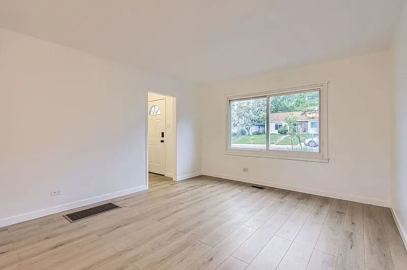 2 bed, 1.5 bath, 913 sqft, $2,700 — Photo 2