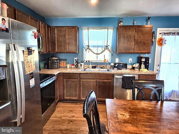3rd image of 240 Pond View Ln