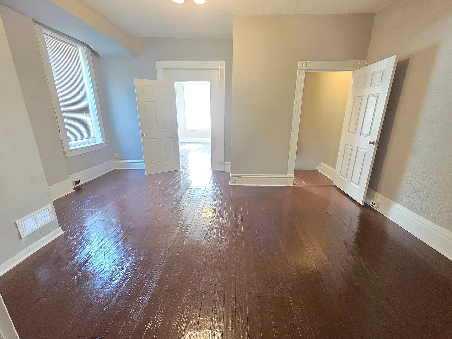 NEWLY on the market and ready to view! LARGE 1 bedroom/1 bath — Photo 3