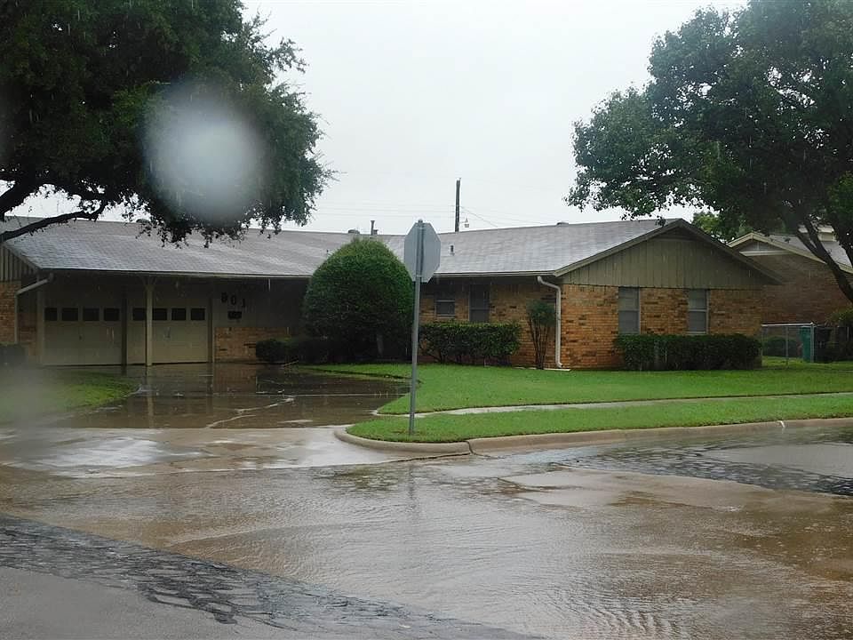 1st image of 901 Mimosa St