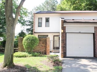 310 Willow Grove Ln, Rochester, MI 48307