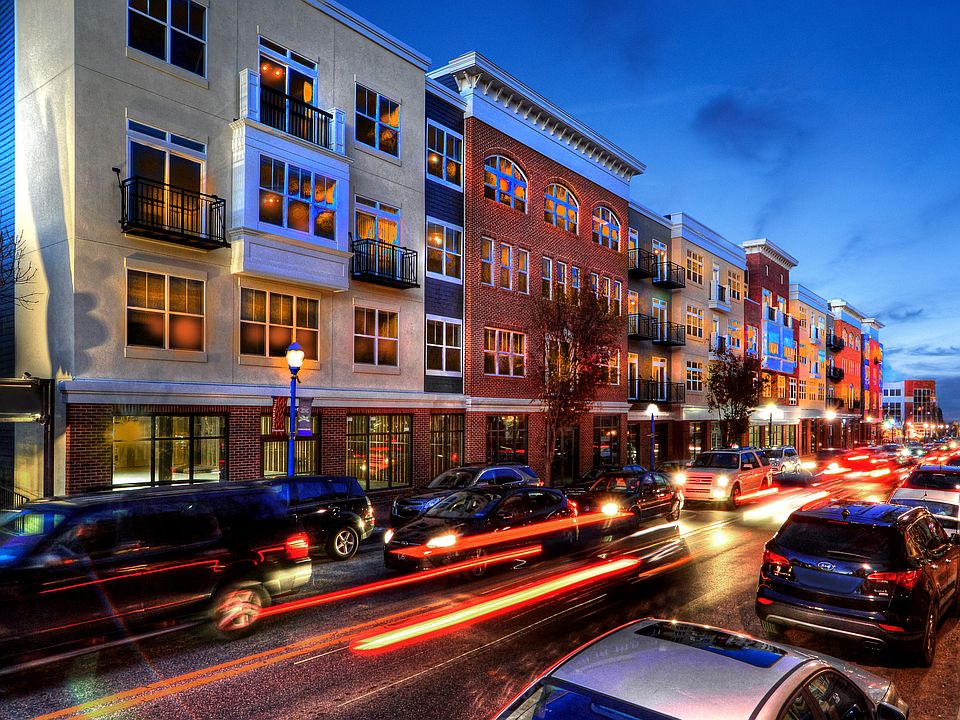 Downtown living walk to pubs, restaurants, and shops