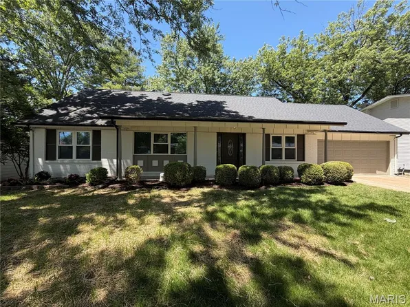 1015 Fernway Ln, Saint Louis, MO 63141