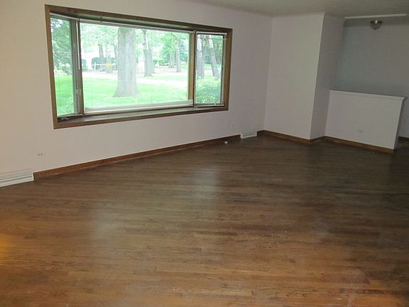 3rd image of 24W441 Wellington Ave