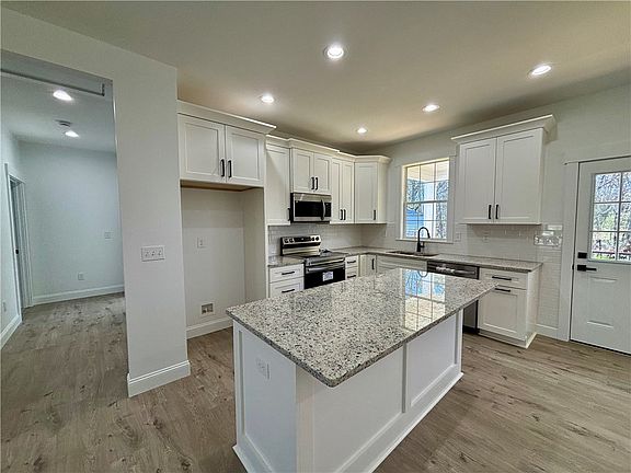 4th image of 28 Fisher Jenkins Rd