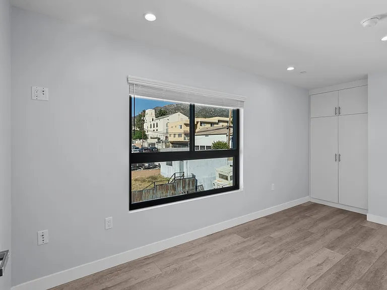 10032 Commerce Ave #4 — Photo 18