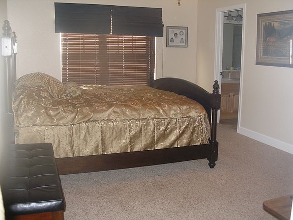 5th image of 220 Fox Hills Dr