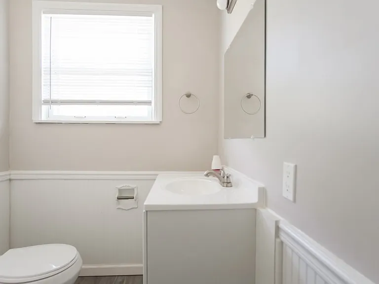 1296789_030_bathroom_13229845.jpg