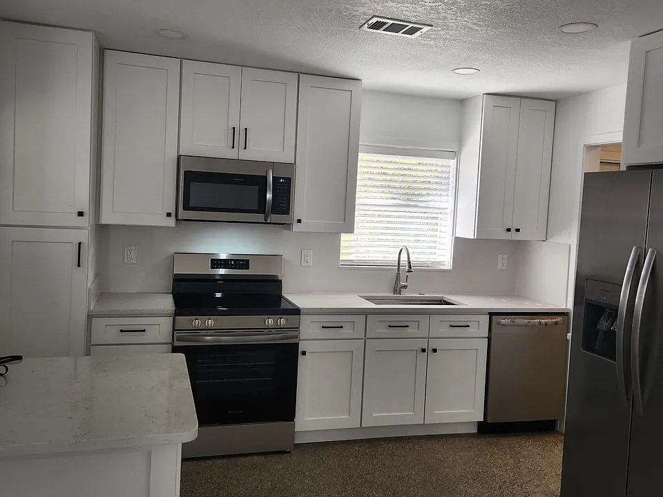 182 W Lakeview Ave