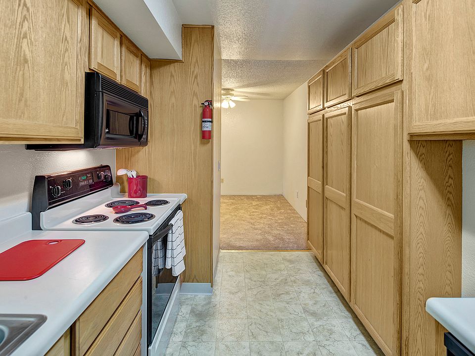Terrace on the Lake Apartments - Kitchen