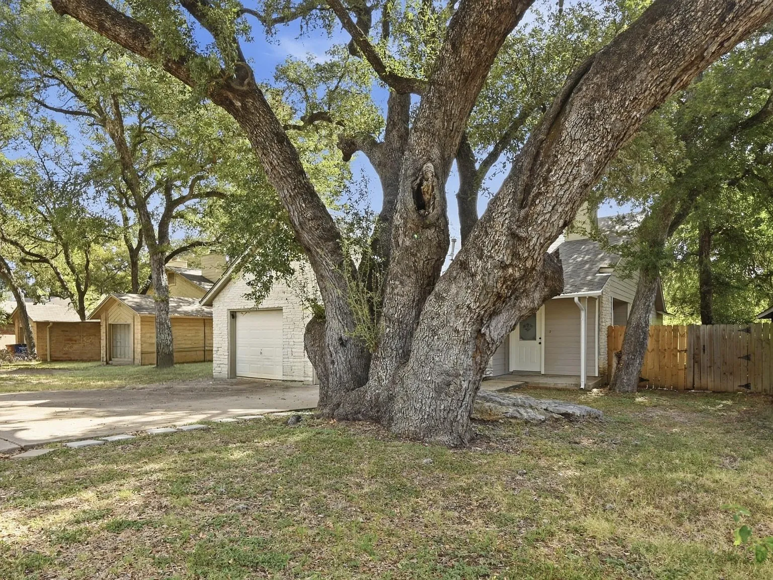3 bed, 2.0 bath, 1112 sqft, $1,700 — Photo 2