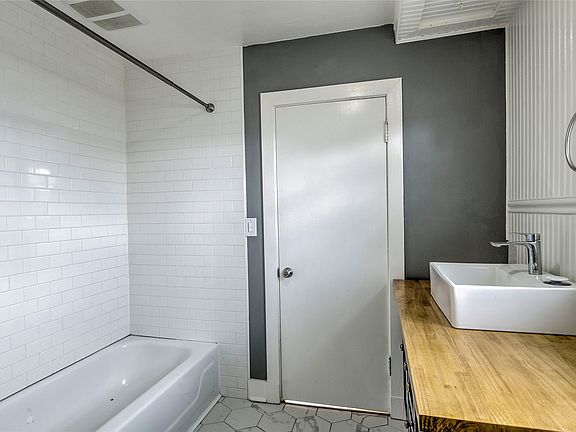 5th image of 124 W 17th Street