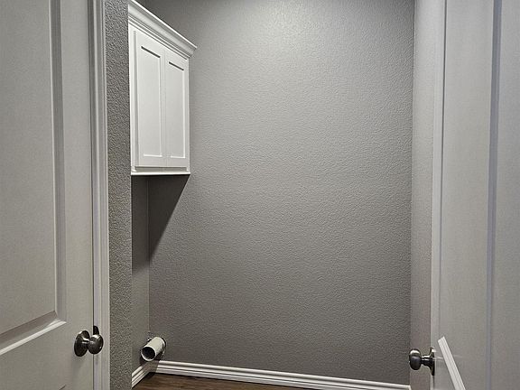4th image of 204 Bradford Ave